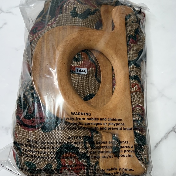 Tapestry handbag with wooden handles by Victoria U.S.A. Vintage - Picture 17 of 17